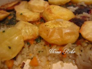 Тава ориз, компир и суви пиперки
